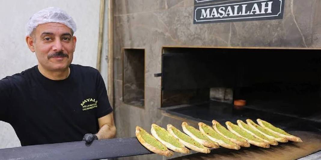 5-6 dakikada pişiyor, almak için sıra oluşuyor: ‘Fıstıklı börek’ yoğun ilgi görüyor 3